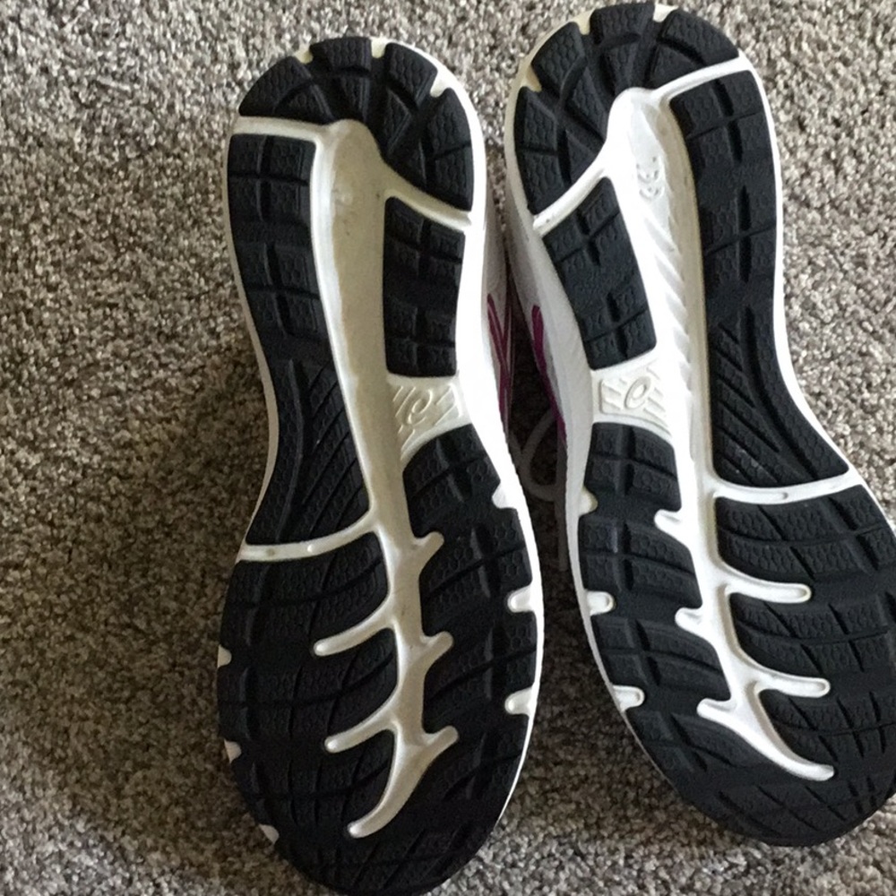 Asics Gel-Contend 7 White and Purple Athletic Shoes with Modern Silhouette - Picture 5 of 6